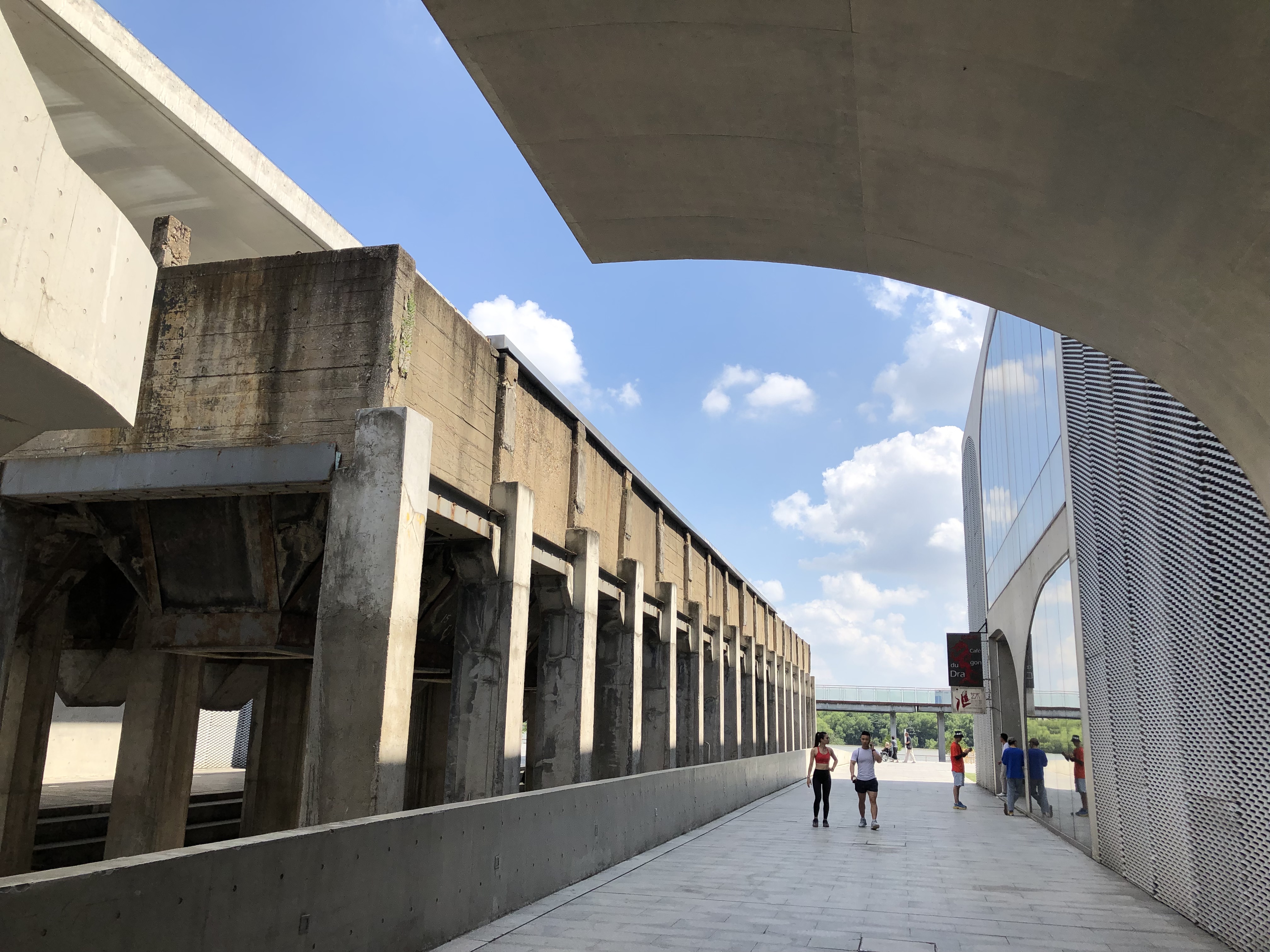 The Long Museum West Bund was founded in 2014 by Shanghainese entrepreneur couple Liu Yiqian and Wang Wei. The museum site was previously the terminal for coal shipping on the Huangpu River. Visitors to the museum can still see the view of a coal hopper unloading bridge from atop a retainer column built in the 1950s.