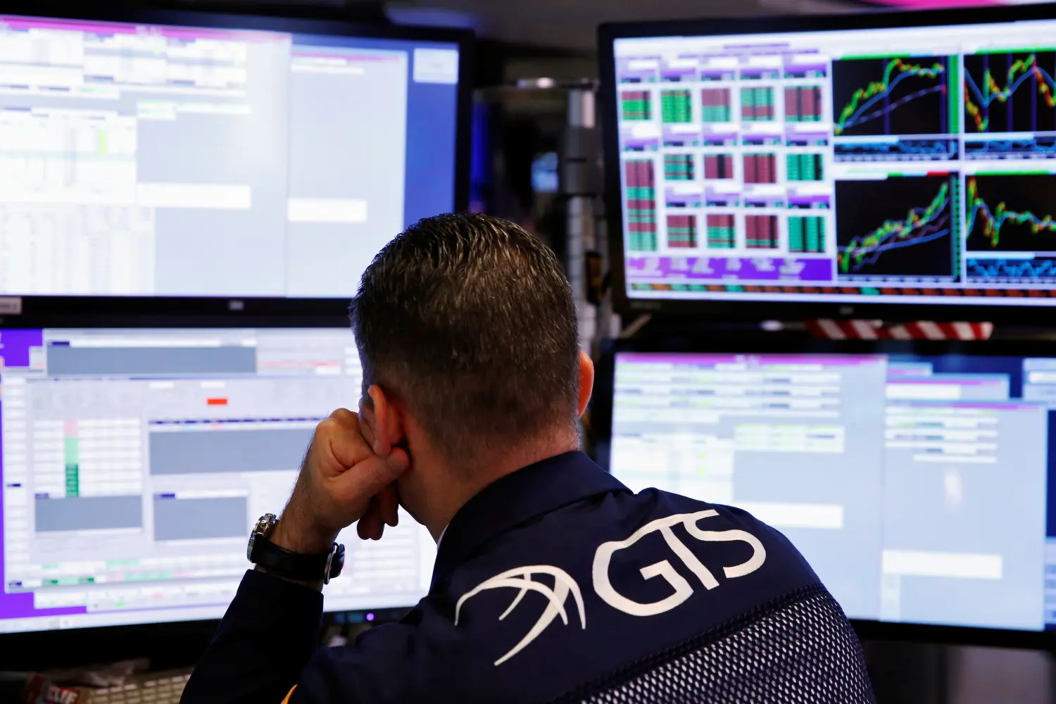 A trader works on the floor of the New York Stock Exchange (NYSE) shortly after the opening bell in New York, U.S., July 5, 2016. REUTERS/Lucas Jackson - RTX2JTDC