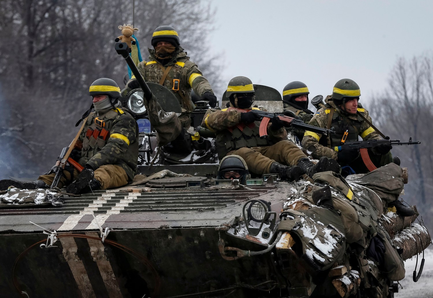 Reuters/Gleb Garanich – Members of the Ukrainian armed forces ride on an armoured personnel carrier (APC) near Debaltseve, eastern Ukraine, February 10, 2015.