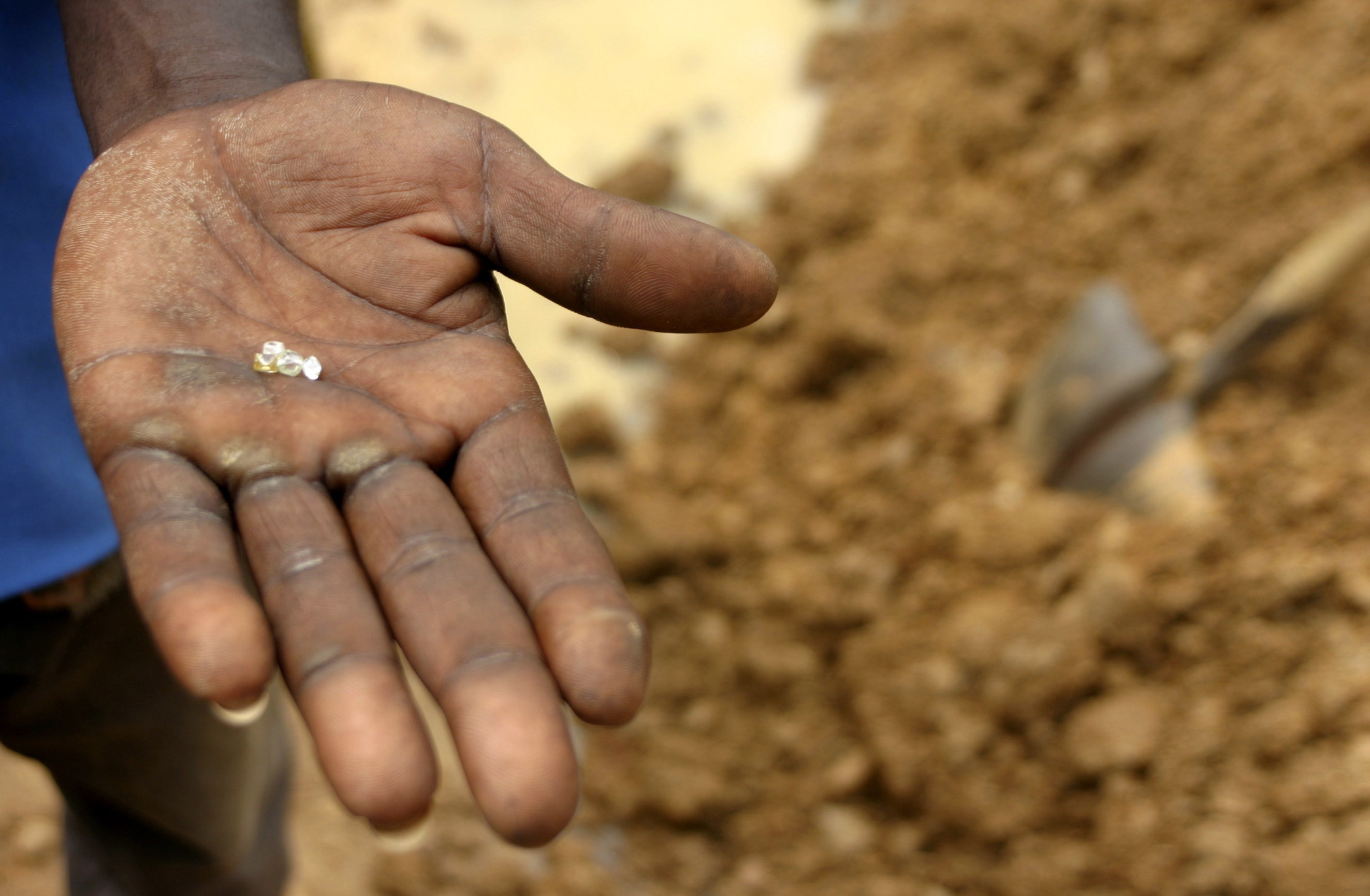Добыча бриллиантов в Африке. Добыча алмазов в Африке. Золото и Алмазы Африки. Добыча золота в Африке.