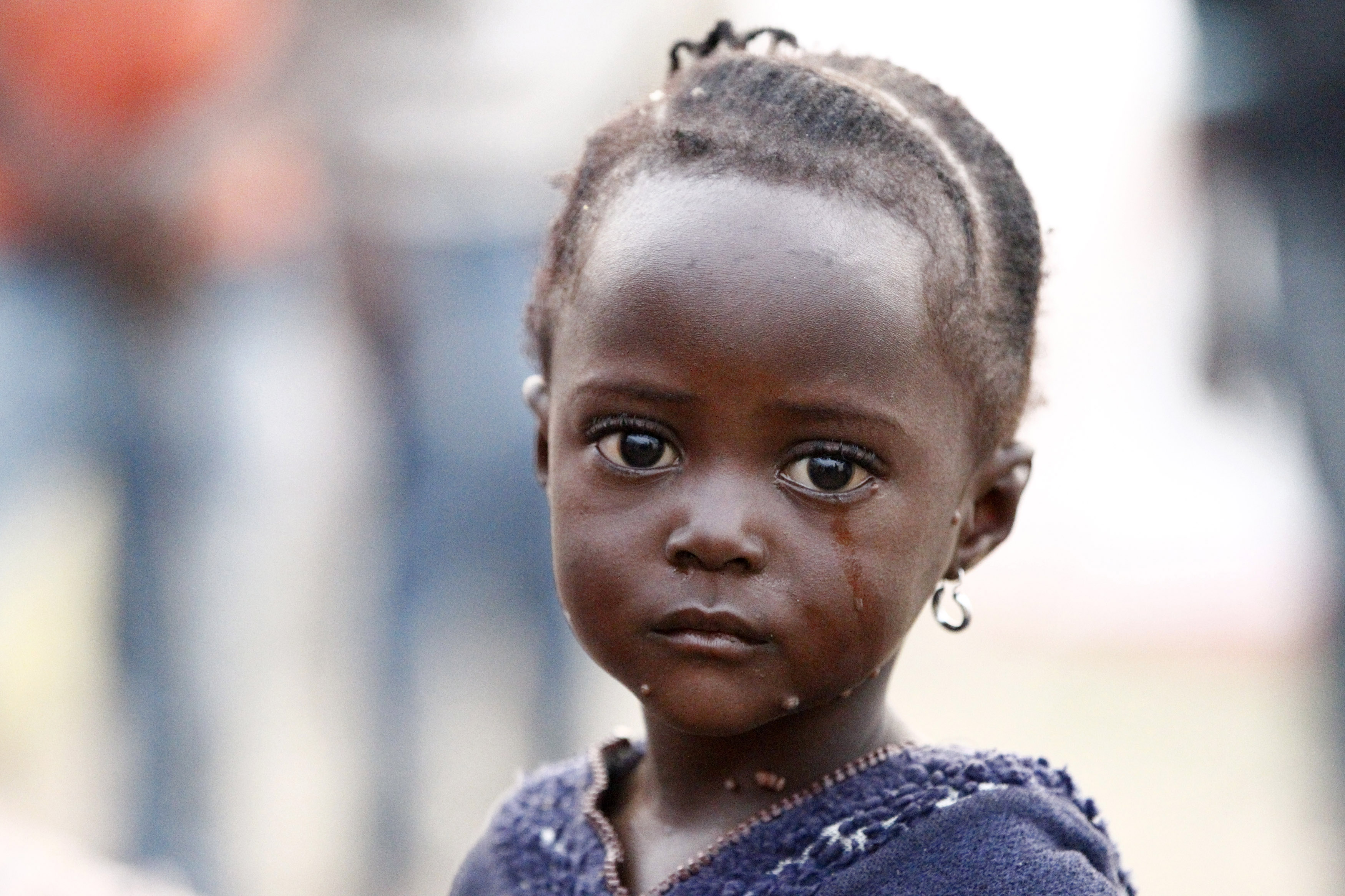 Негритянка плачет. Маленькая Африканская де. Африканские девочки. Африканские дети плачут.