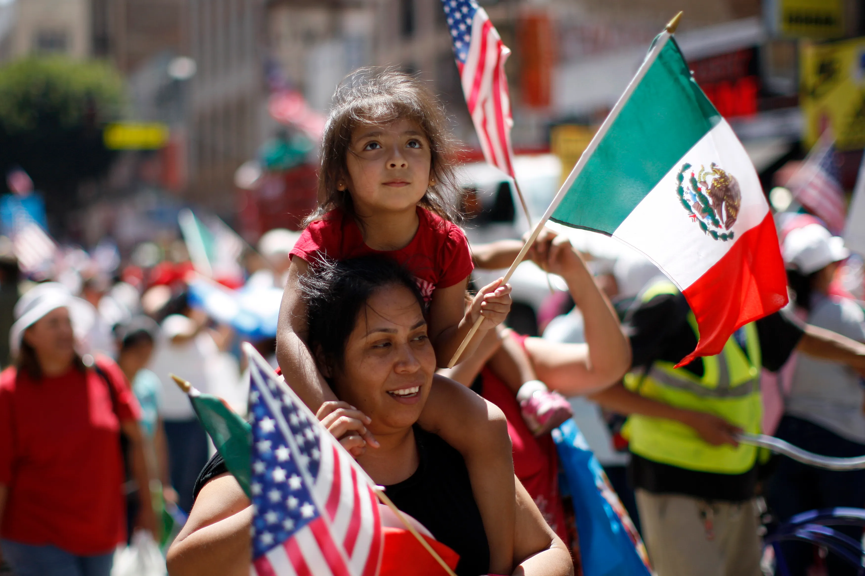 Потомки французских эмигрантов составляют значительную часть населения. Латиноамериканцы в США. Иммигранты из Латинской Америки в США. Иммигранты из Мексики в США. Мексиканцы и американцы.