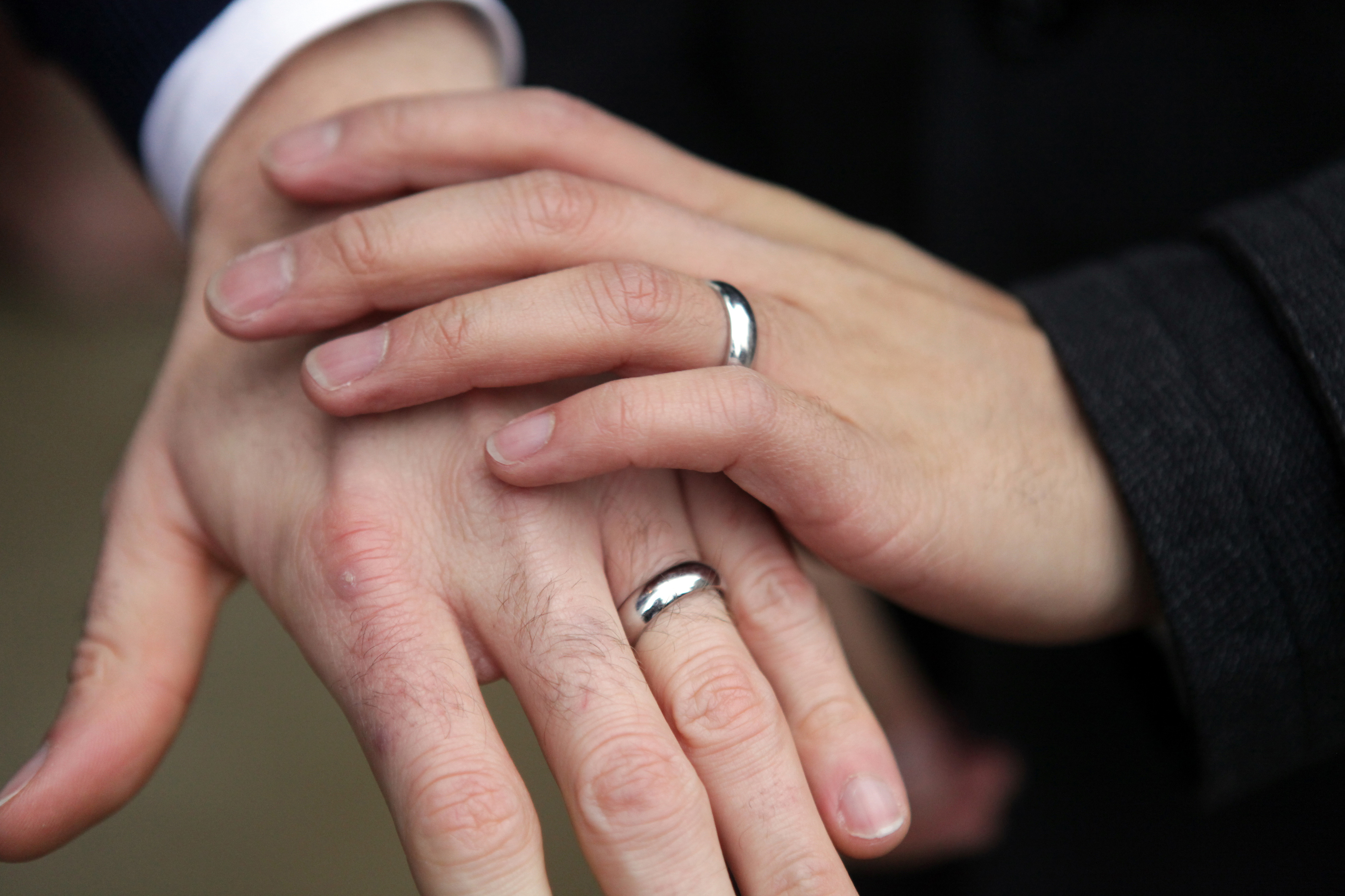 Замуж на какую руку кольцо. Обручальные кольца на руках. Обручальное кольцо на руке мужчины. Обручальные кольца для мужчин. Мужские кольца на руке.
