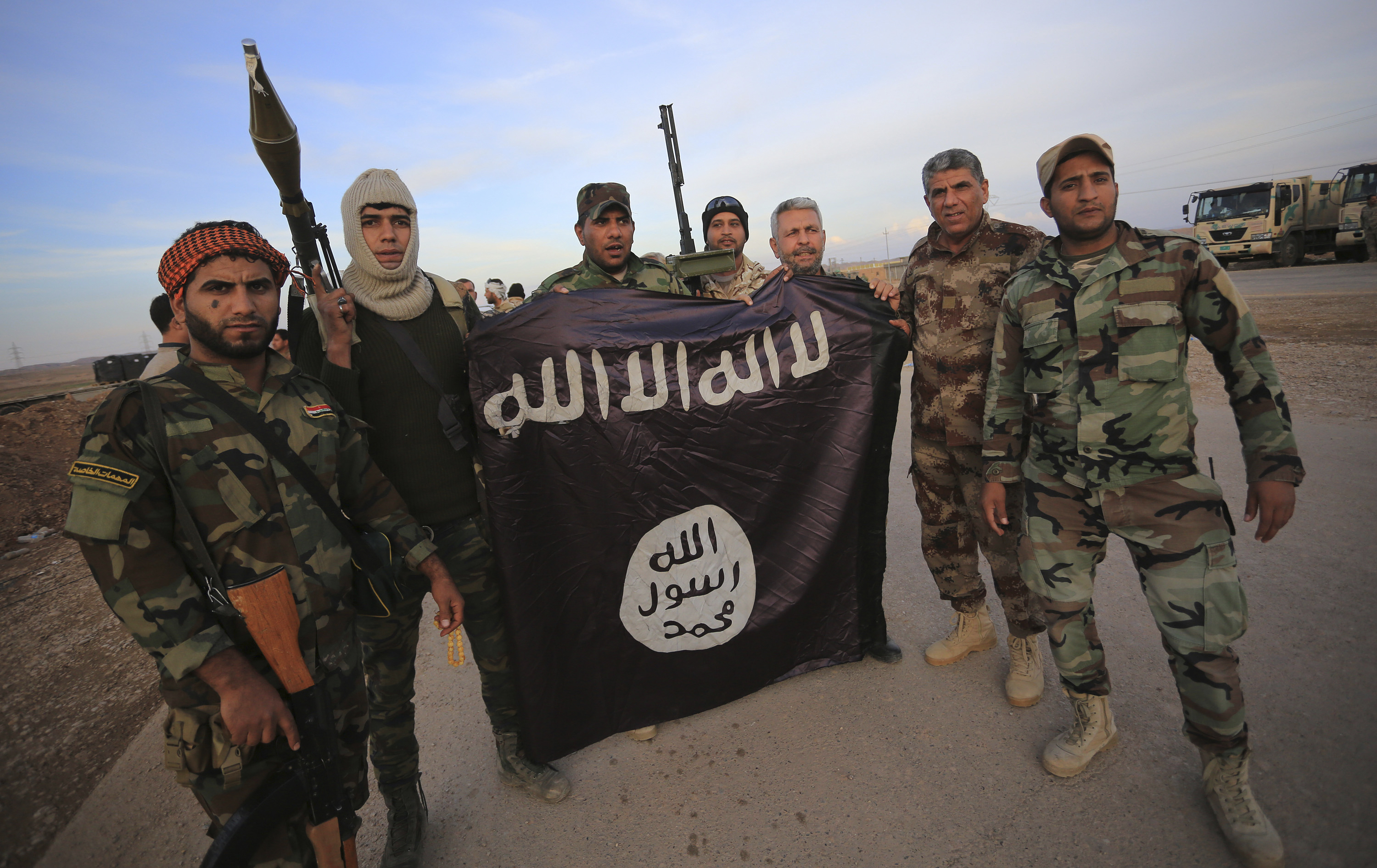 Террористы на фоне флага игил. Isis Исламское государство группировка. Флаг террористов.
