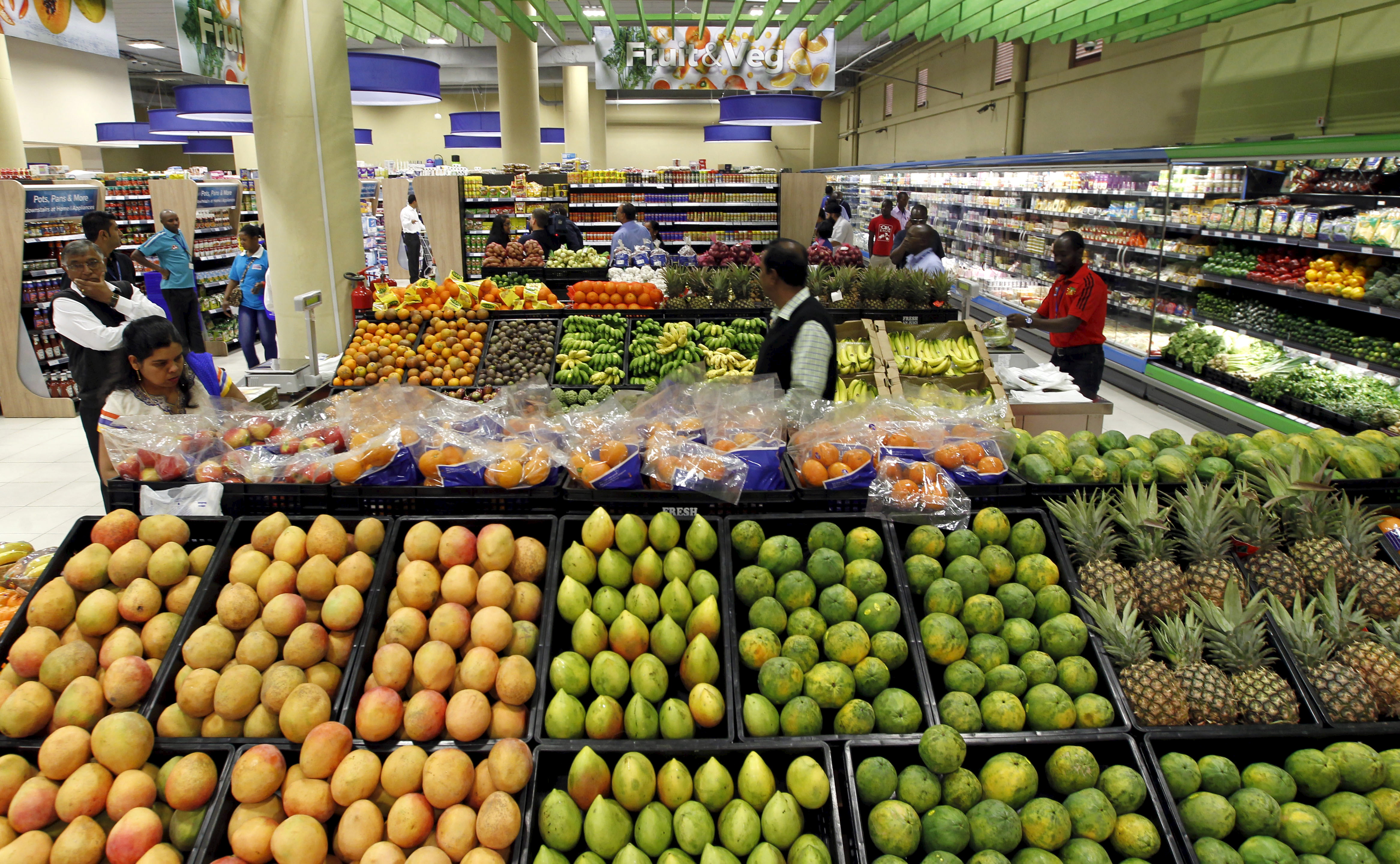 A supermarket campaign teaches shoppers how to keep fruit and veg