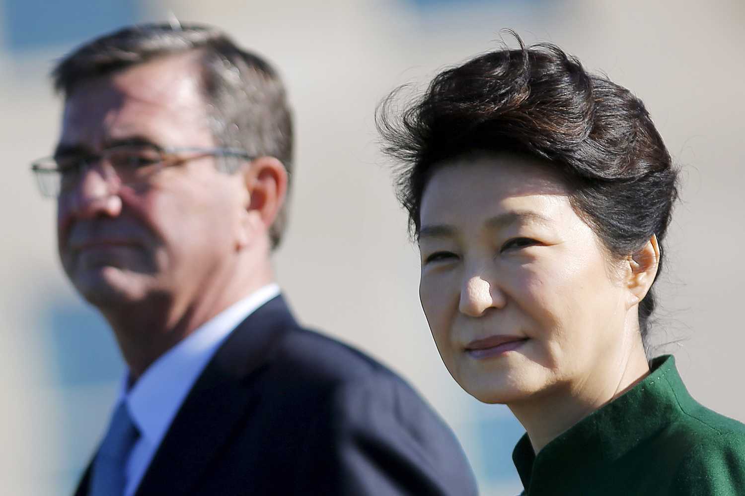 South Korea's President Park Geun-hye and U.S. Secretary of Defense Ash Carter attend a military honors arrival ceremony at the Pentagon in Washington October 15, 2015. REUTERS/Carlos Barria - RTS4M9O