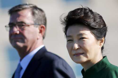 South Korea's President Park Geun-hye and U.S. Secretary of Defense Ash Carter attend a military honors arrival ceremony at the Pentagon in Washington October 15, 2015. REUTERS/Carlos Barria - RTS4M9O