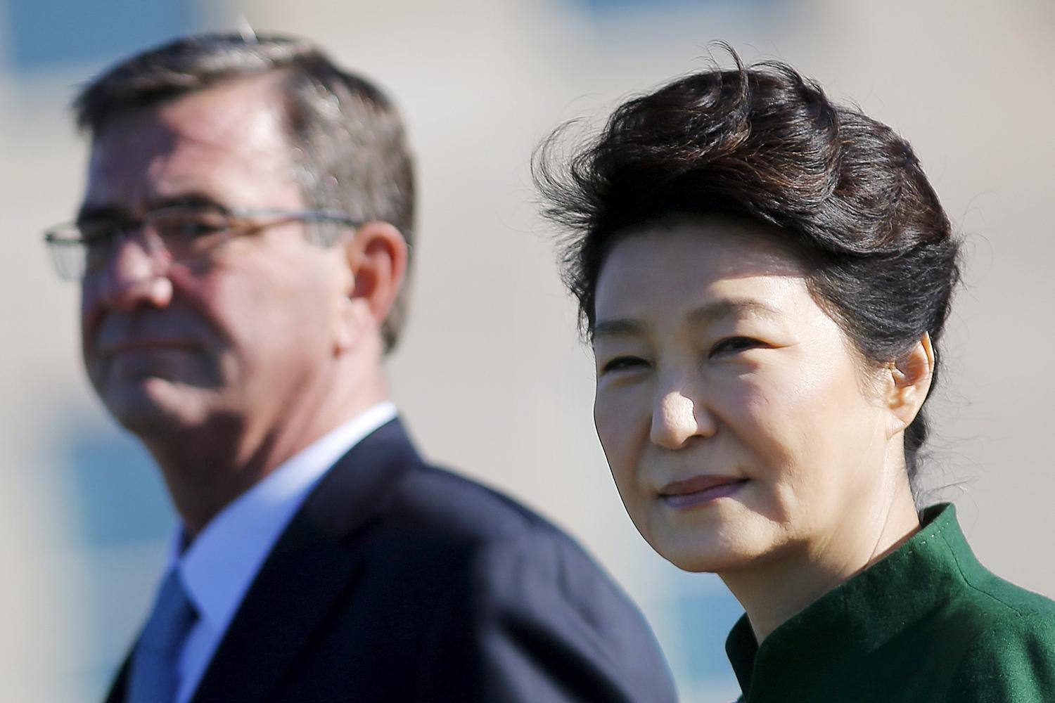 South Korea's President Park Geun-hye and U.S. Secretary of Defense Ash Carter attend a military honors arrival ceremony at the Pentagon in Washington October 15, 2015. REUTERS/Carlos Barria - RTS4M9O