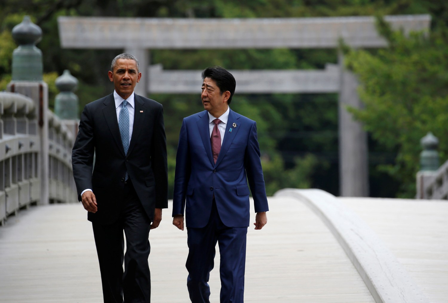 U.S. President Barack Obama (L) talks with Japanese Prime Minister Shinzo Abe on Ujibashi bridge as they visit Ise Grand Shrine in Ise, Mie prefecture, Japan, May 26, 2016, ahead of the first session of the G7 summit meetings. REUTERS/Toru Hanai - RTSFY3V