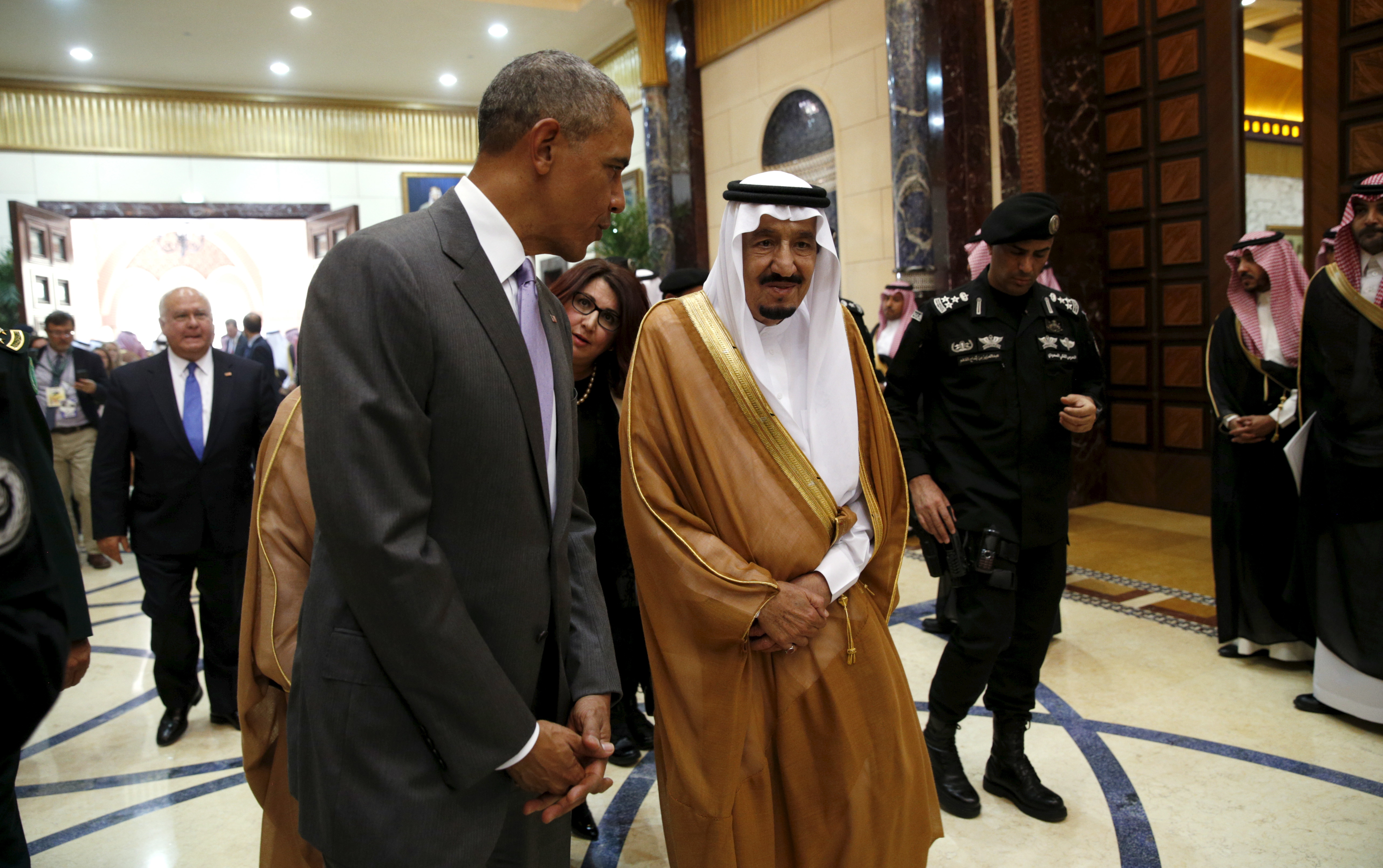 U.S. President Barack Obama walks with Saudi King Salman at Erga Palace upon his arrival for a summit meeting in Riyadh, Saudi Arabia April 20, 2016. REUTERS/Kevin Lamarque