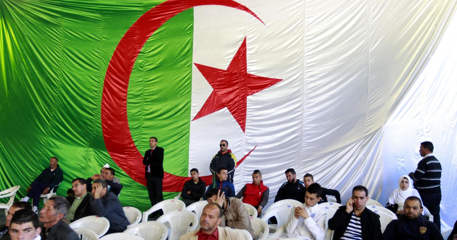 Supporters of former prime minister Ali Benflis listen to his speech during a rally in Blida, south of Algiers, March 24, 2014. Campaigning began on Sunday for an Algerian presidential election widely seen as a one-horse race that will ensure President Abdelaziz Bouteflika a fourth term. REUTERS/Louafi Larbi (ALGERIA - Tags: POLITICS ELECTIONS) - RTR3ICLT