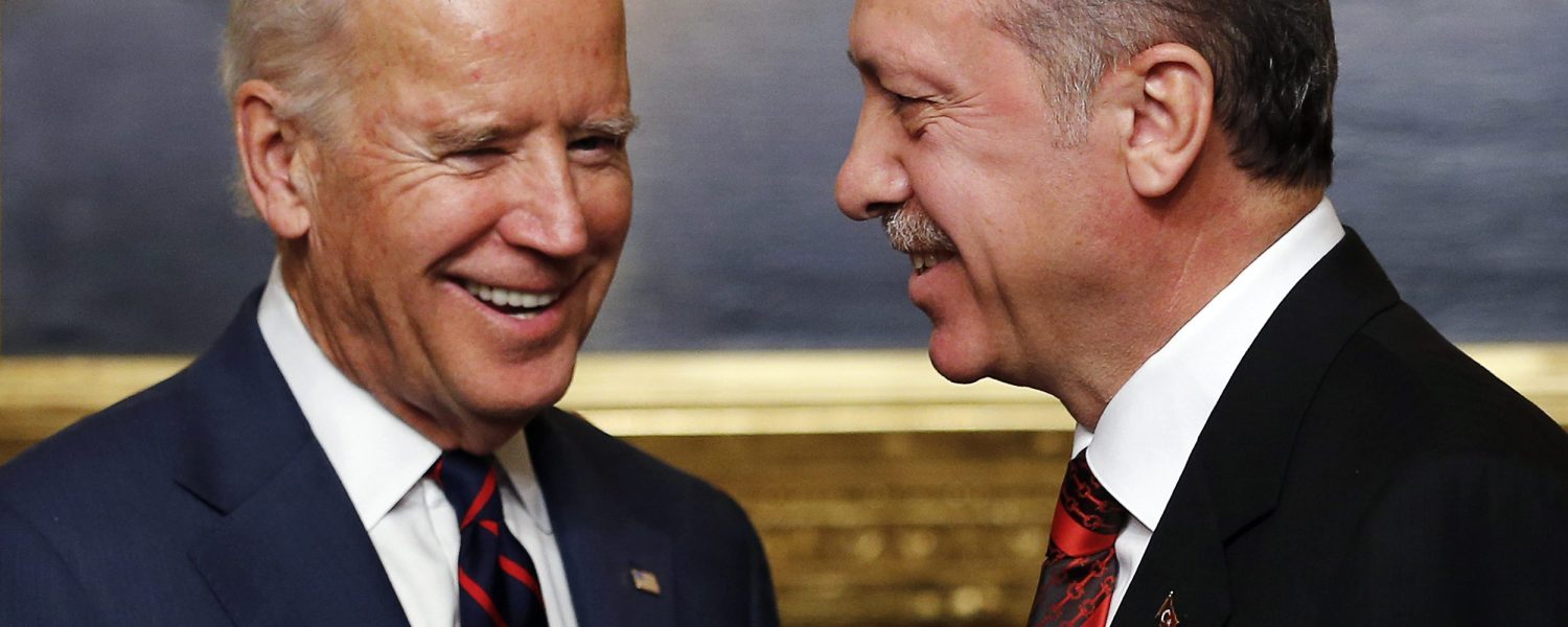 U.S. Vice President Joe Biden (L) meets with Turkey's President Tayyip Erdogan at Beylerbeyi Palace in Istanbul November 22, 2014. REUTERS/Murad Sezer (TURKEY - Tags: POLITICS) - RTR4F5NO