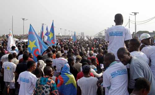 Supporters of Congolese opposition leader Etienne Tshisekedi gather to receive him upon his arrival at the airport in the Democratic Republic of Congo's capital Kinshasa, July 27, 2016, after nearly two-year stay overseas for medical treatment. REUTERS/Kenny Katombe - RTSJYGP