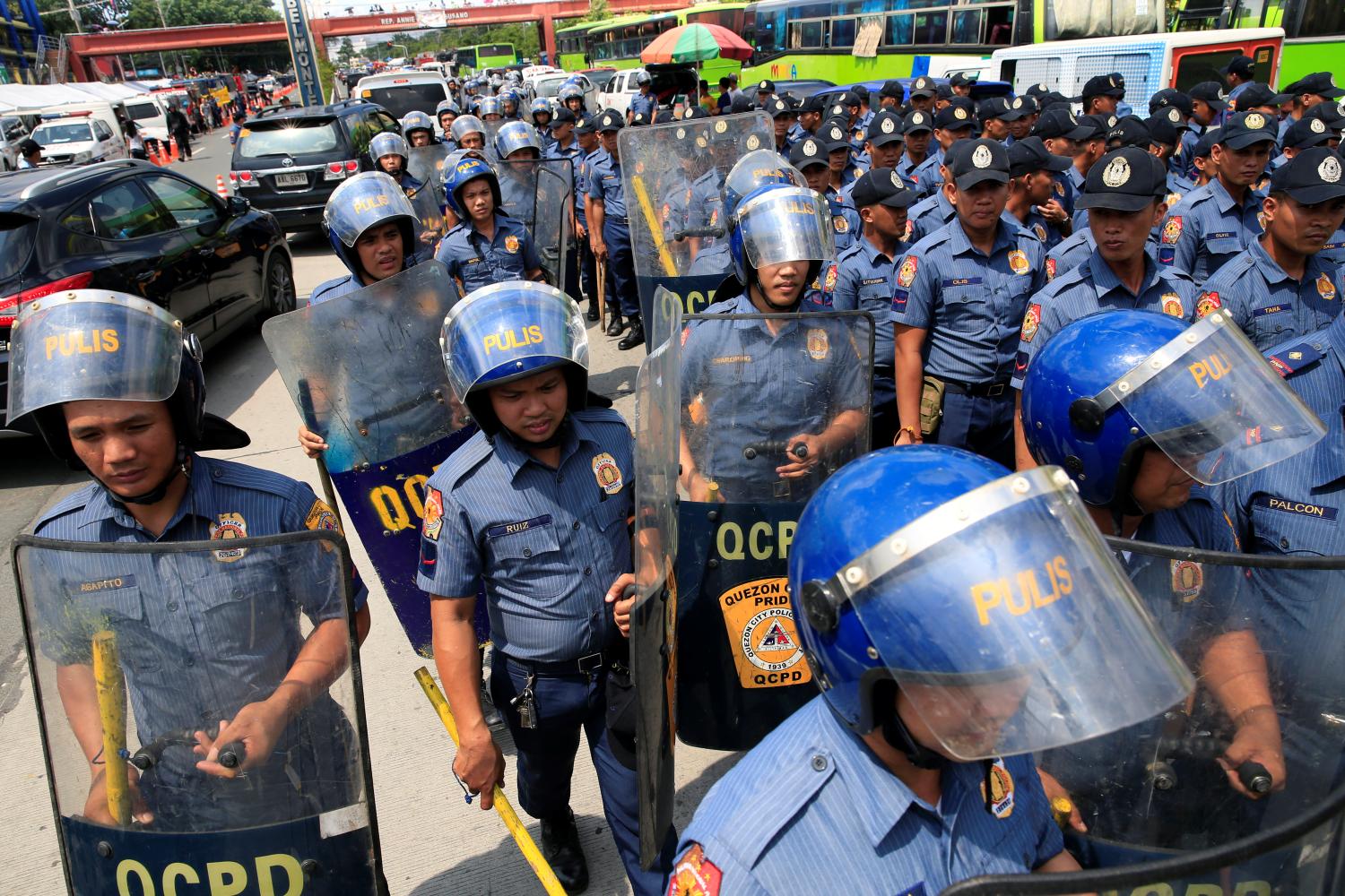 REUTERS/Romeo Ranoco - Philippine Riot police stand guard ahead of Rodrigo Duterte's first state of the nation in Quezon city, metro Manila, Philippines July 25, 2016