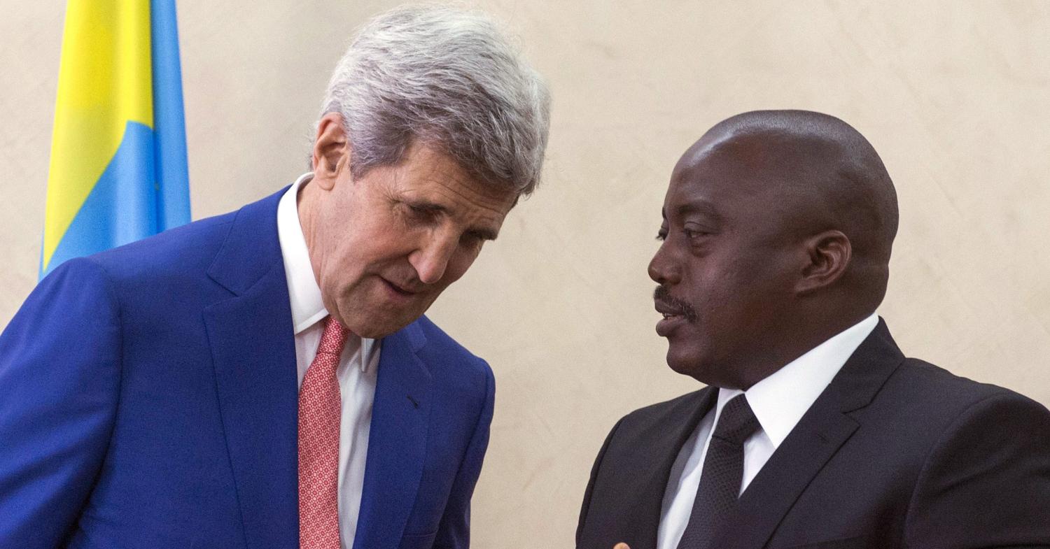 President of the Democratic Republic of Congo (DRC) Joseph Kabila (R) speaks with U.S. Secretary of State John Kerry at the Palais de la Nation in Kinshasa May 4, 2014. REUTERS/Saul Loeb/Pool (DEMOCRATIC REPUBLIC OF CONGO - Tags: POLITICS) - RTR3NPLF