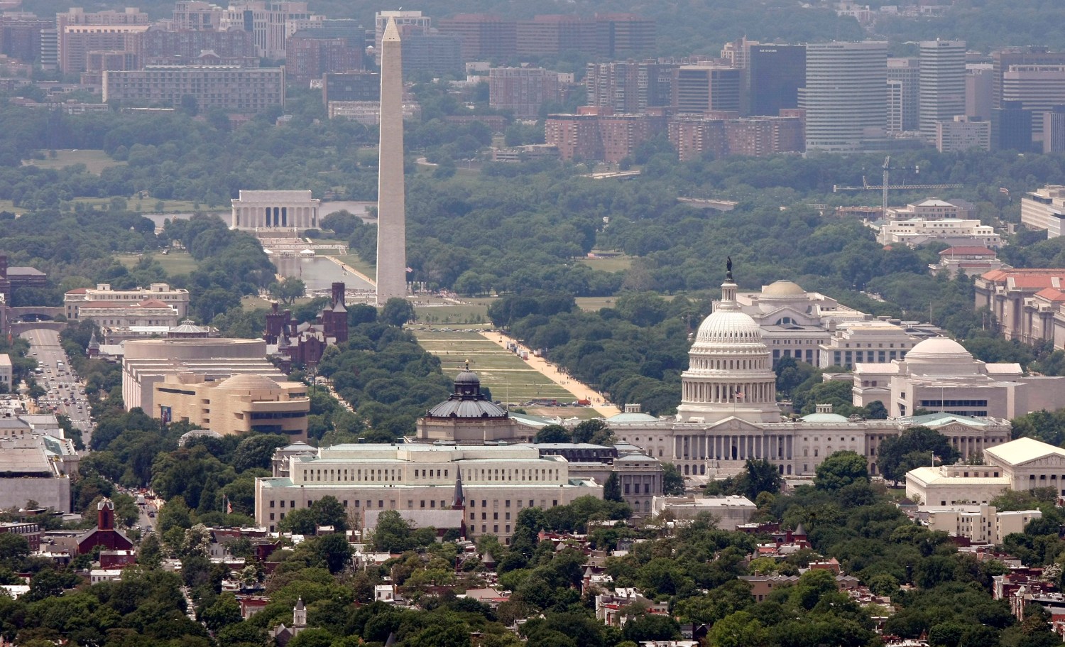 The skyline of Washington DC looking at the U.S. Capitol and the Mall, May 22, 2009. REUTERS/Larry Downing (UNITED STATES POLITICS CITYSCAPE) - RTXLKGE