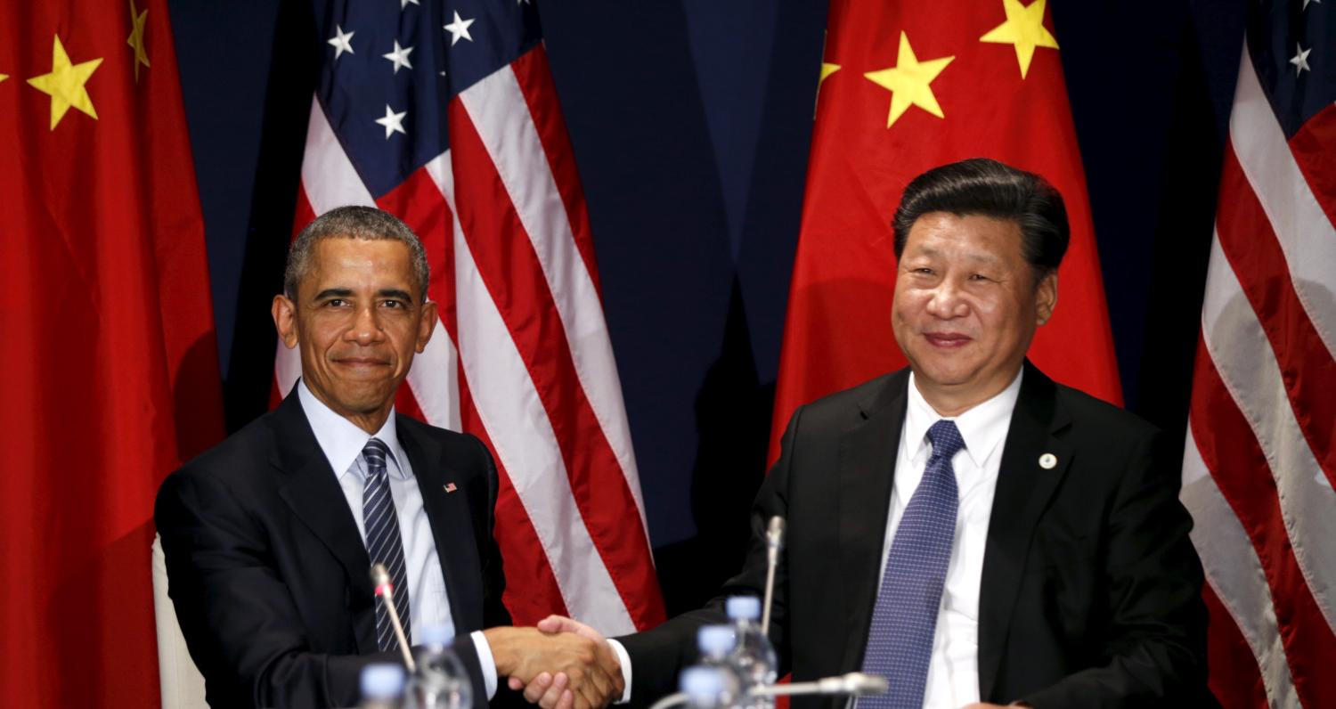 U.S. President Barack Obama shakes hands with Chinese President Xi Jinping during their meeting at the start of the climate summit in Paris November 30, 2015. REUTERS/Kevin Lamarque TPX IMAGES OF THE DAY - RTX1WG3S