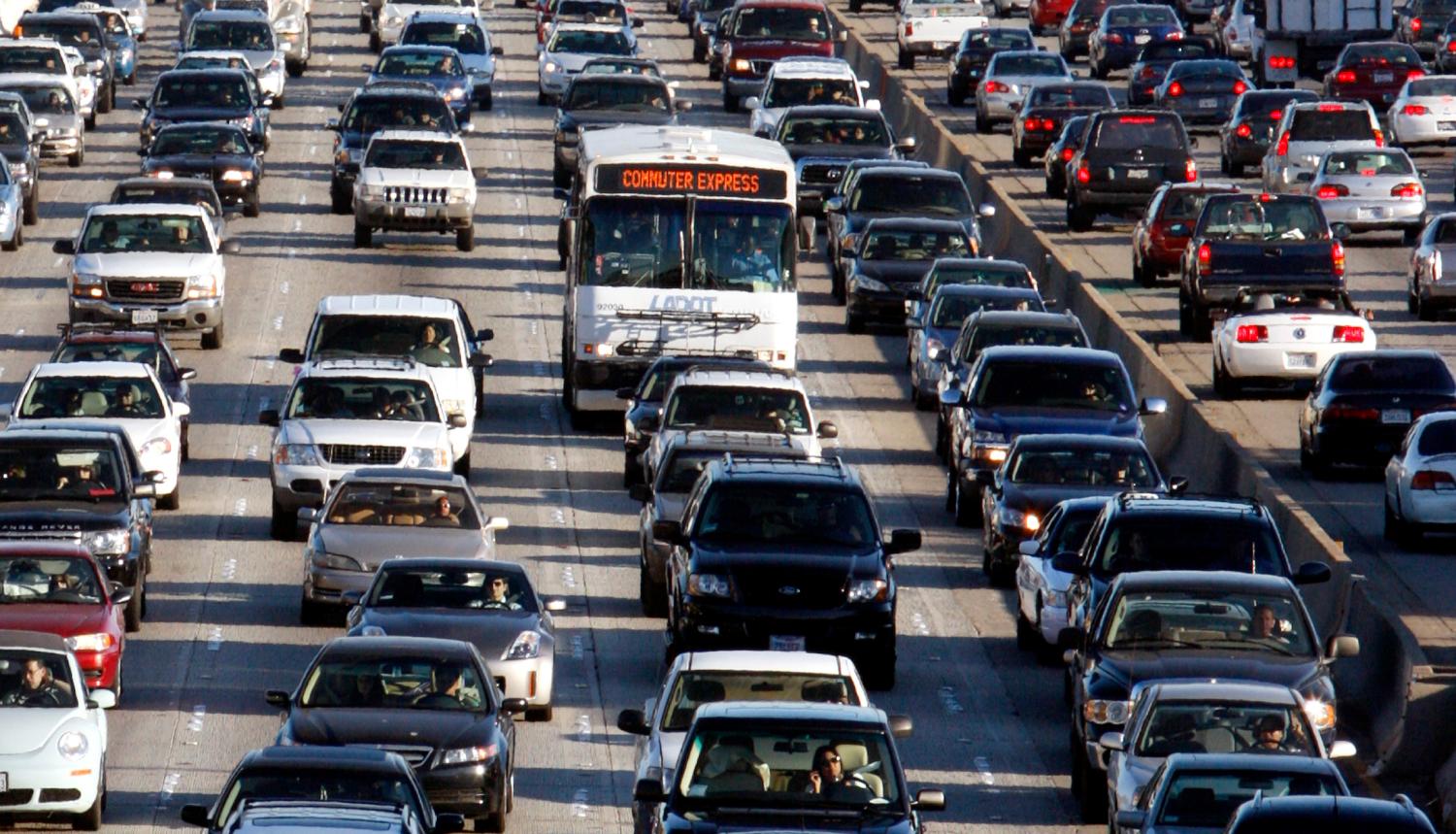 Vehicles are seen during rush hour on the 405 freeway in Los Angeles, California October 3, 2007. REUTERS/Lucy Nicholson (UNITED STATES) - RTR1UK7P