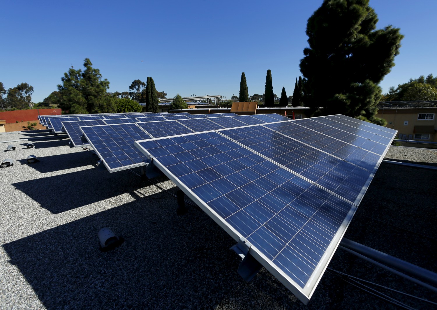 REUTERS/Mike Blake - Solar panels are shown on top of a Multifamily Affordable Solar Housing-funded (MASH) housing complex in National City, California, U.S. on November 19, 2015.