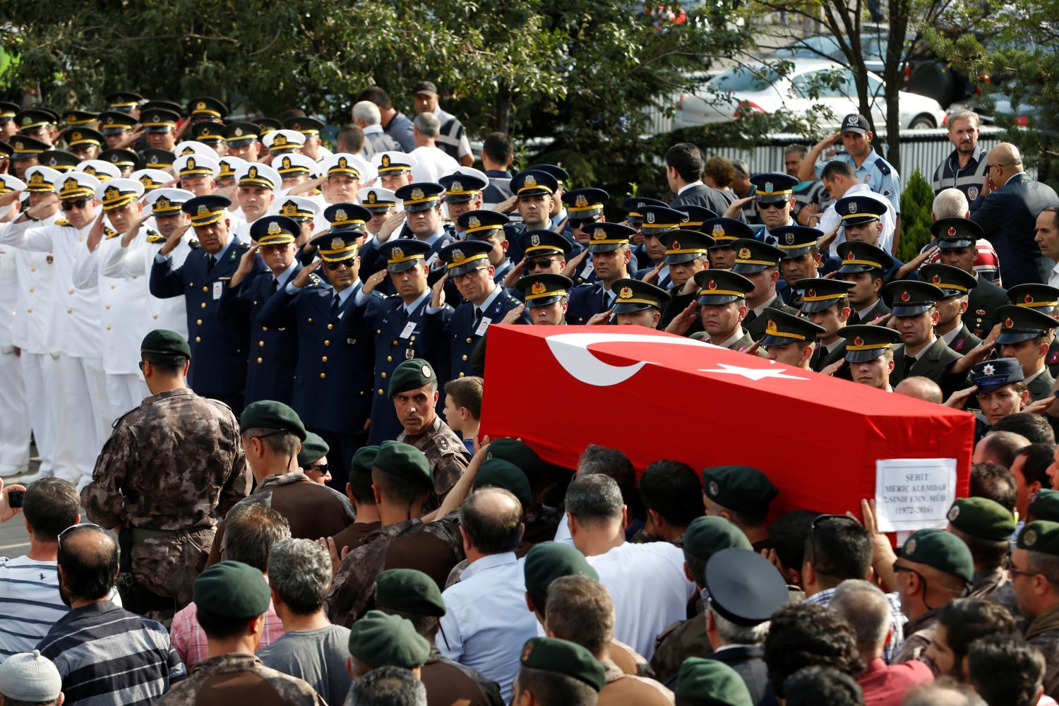 Turkish special force police officers carry the coffin of police chief Meric Alemdar, who was killed in the thwarted coup, during his funeral in Ankara, Turkey, July 21, 2016. REUTERS/Baz Ratner - RTSJ24Y