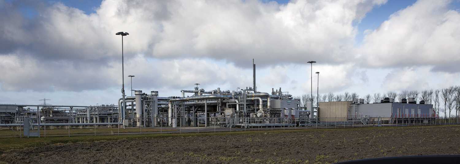 A view of a gas production plant is reflected in the roof of a car in 't Zand in Groningen February 24, 2015. Dutch church bells that for centuries have tolled to warn of floods across the low-lying countryside are sounding the alarm for a new threat: earthquakes linked to Europe's largest natural gas field. A damning report from the independent Dutch Safety Board accused the government and the field's operators, Royal Dutch Shell and Exxon Mobil Corp, of ignoring the threat of earthquakes linked to the massive Groningen gas field for years. Picture taken February 24, 2015. REUTERS/Michael Kooren (NETHERLANDS - Tags: ENERGY RELIGION DISASTER BUSINESS) - RTR4RNPS