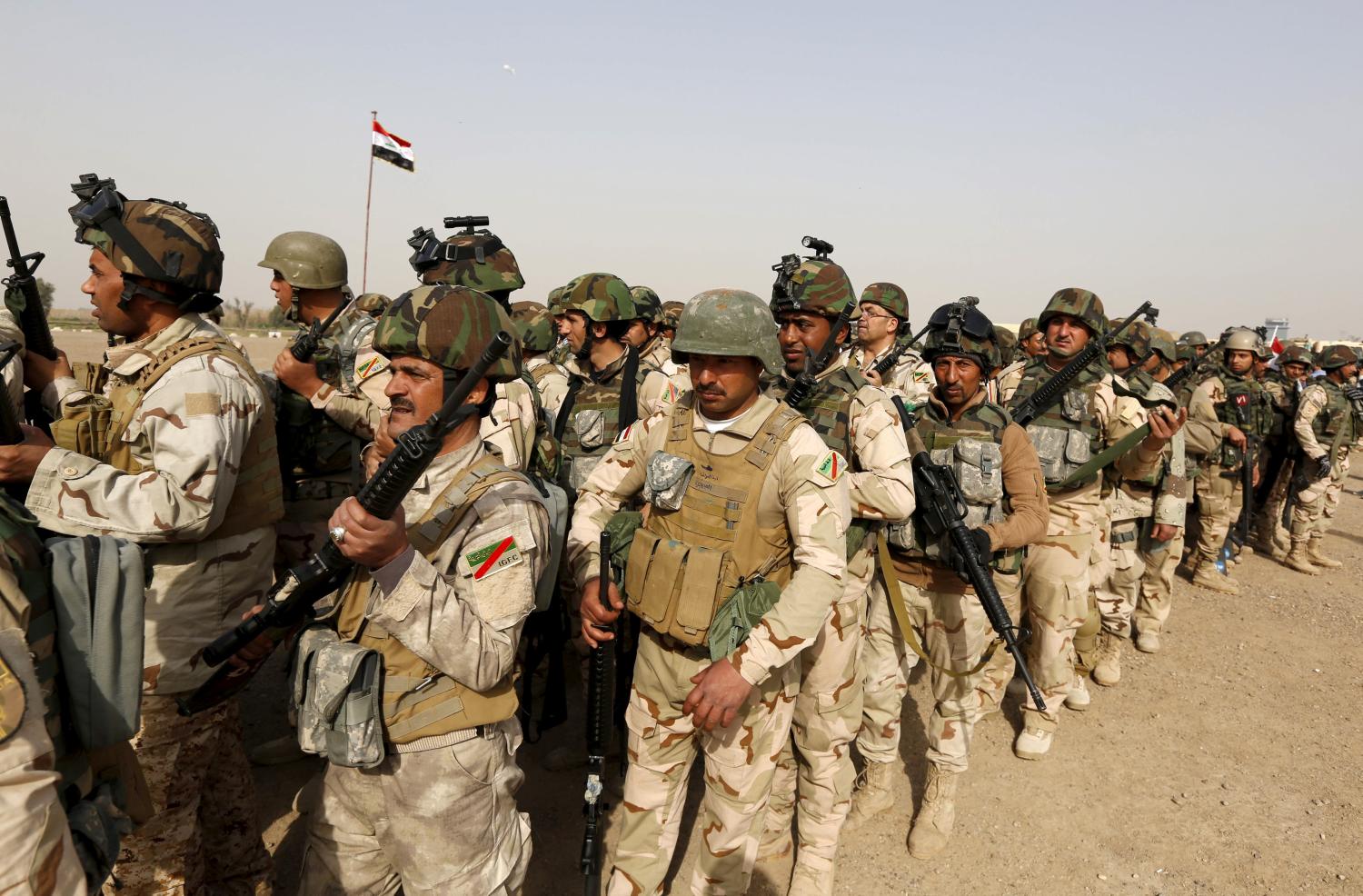 Iraqi security forces wait for vehicles travelling to Mosul to fight against militants of Islamic State at an Iraqi army base in Camp Taji in Baghdad, February 21, 2016. REUTERS/Ahmed Saad/File Photo - RTSIUAD