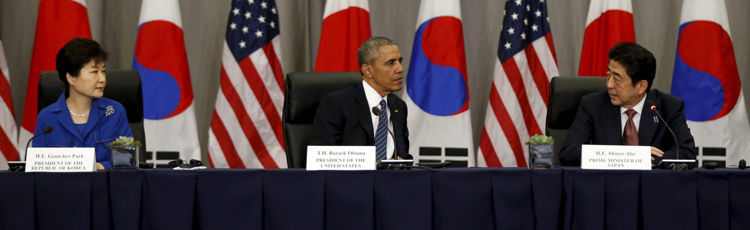 U.S. President Barack Obama takes part in a trilateral meeting with South Korean President Park Geun-Hye (L) and Japanese Prime Minister Shinzo Abe (R) at the Nuclear Security Summit in Washington March 31, 2016. REUTERS/Kevin Lamarque
