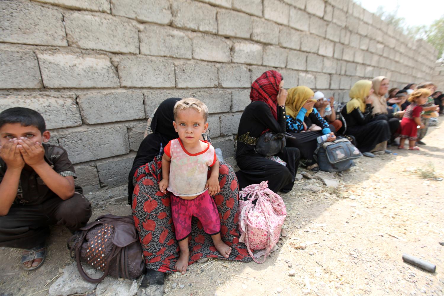 Displaced Iraqis from Qayyara gather in the city of Qayyara, Iraq August 29, 2016. Picture taken August 29, 2016. REUTERS/Azad Lashkari - RTX2NLEG