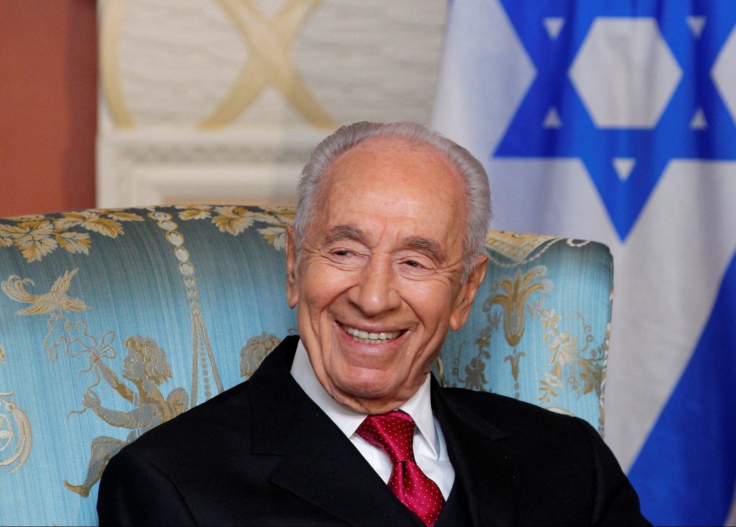 Israel's President Shimon Peres takes part in a meeting with Governor General David Johnston (not pictured) at Rideau Hall in Ottawa in this May 7, 2012 file photo. REUTERS/Blair Gable/Files TPX IMAGES OF THE DAY - RTSPRLM