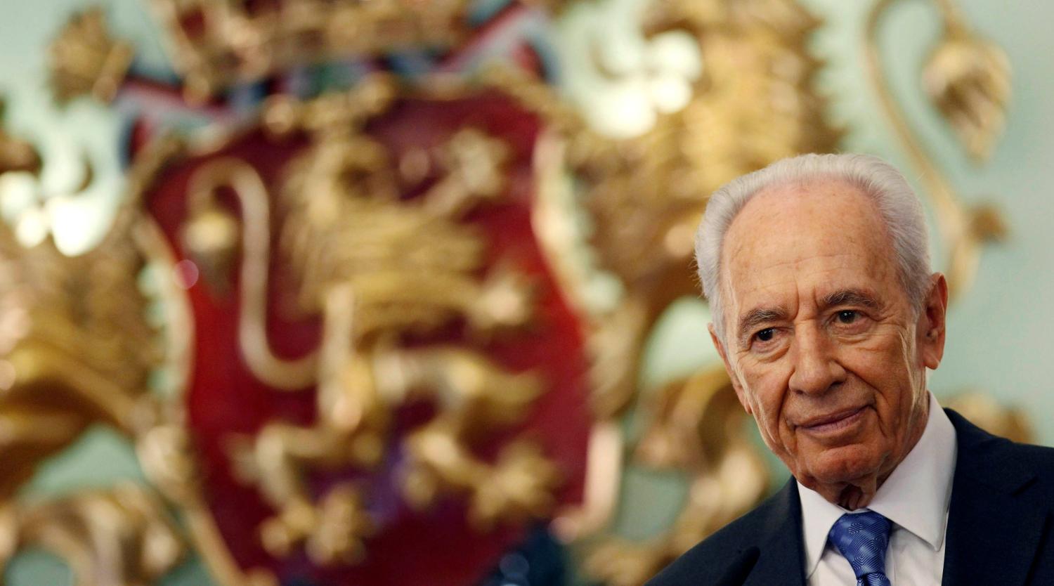 Israeli President Shimon Peres attends a joint news conference with Bulgarian President Georgi Parvanov (not pictured) in Sofia, in this August 11, 2010 file photo. REUTERS/Oleg Popov/Files - RTSPRLD