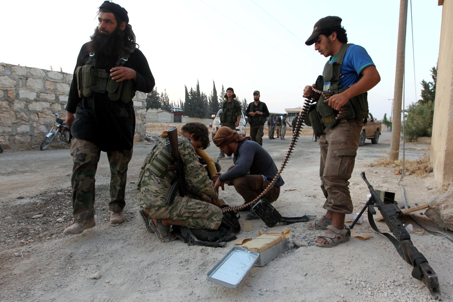 REUTERS/Ammar Abdullah - Rebel fighters prepare their weapons in an artillery academy of Aleppo, Syria, August 6, 2016.