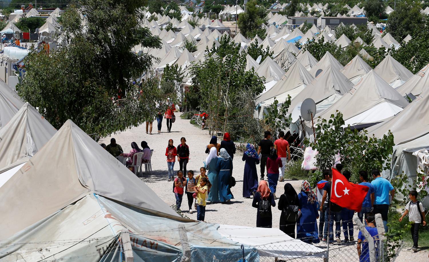 Syrian refugees stroll at a refugee camp in Osmaniye, Turkey, May 17, 2016. REUTERS/Umit Bektas - RTSF6J7