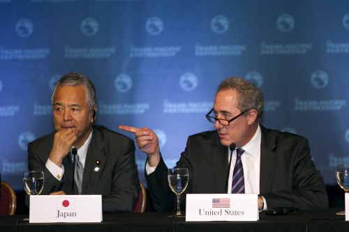 REUTERS/Marco Garcia - Japanese Economy Minister Akira Amari and US Trade Rep. Michael Fromam participate in a press conference in Hawaii, 2015.