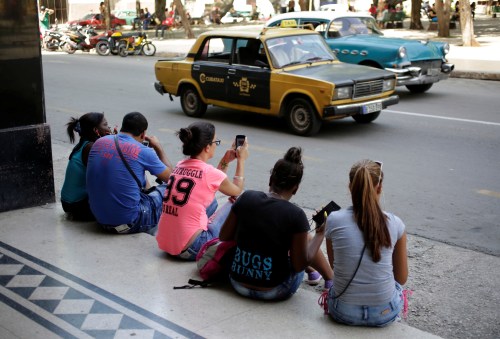 Cubans use the internet via public Wi-Fi in Havana, Cuba, September 5, 2016. REUTERS/Enrique de la Osa - RTX2O94O