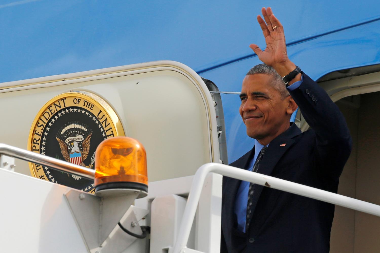 U.S. President Barack Obama waves as he arrives aboard Air Force One at O'Hare International Airport in Chicago, Illinois, U.S. October 7, 2016. REUTERS/Jonathan Ernst - RTSR9MC