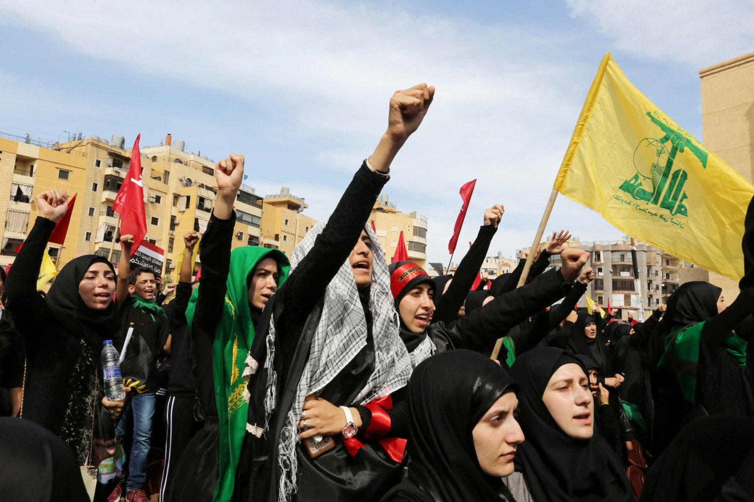 Lebanese Hezbollah women supporters chant slogans and carry a Hezbollah flag during a religious procession to mark Ashura in Beirut's southern suburbs, Lebanon October 12, 2016. REUTERS/Aziz Taher - RTSRWN9