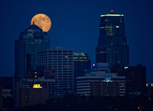 REUTERS/Dave Kaup - The Supermoon rises over downtown Kansas City, Missouri July 12, 2014. Occurring when a full moon or new moon coincides with the closest approach the moon makes to the Earth, the Supermoon results in a larger-than-usual appearance of the lunar disk.