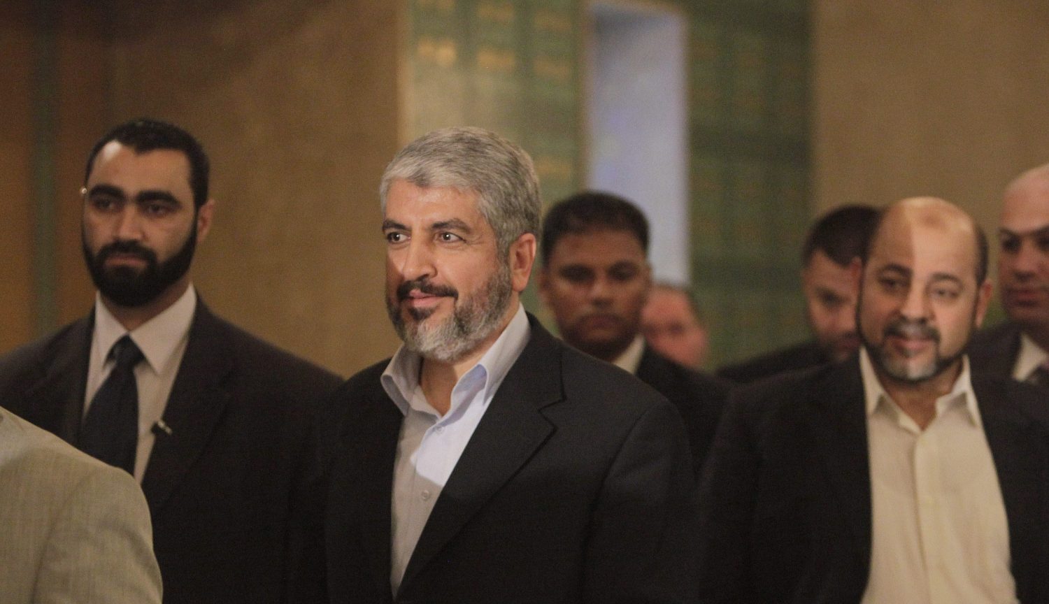 Hamas leader Khaled Mashaal (C) walks with Mousa Abu Marzook (R), senior member of Hamas before giving speaking at a news conference at the Arab League headquarters in Cairo, May 3, 2011. REUTERS/Asmaa Waguih (EGYPT - Tags: POLITICS) - RTR2LYH9