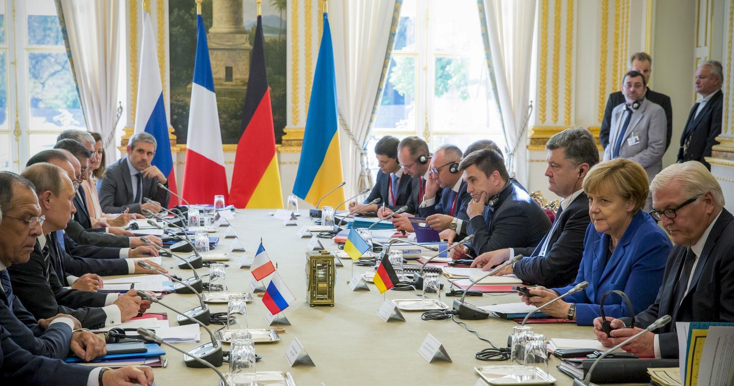 Members of delegations, led by French President Francois Hollande, German Chancellor Angela Merkel, Russian President Vladimir Putin and Ukrainian President Petro Poroshenko, meet in Paris, France, October 2, 2015. France hosts a meeting with leaders of Russia, Germany and Ukraine in Paris for talks about Ukraine which were likely to be overshadowed by the conflict in Syria. REUTERS/Ukrainian Presidential Press Service/Mikhailo Palinchak/Pool ATTENTION EDITORS - THIS PICTURE WAS PROVIDED BY A THIRD PARTY. REUTERS IS UNABLE TO INDEPENDENTLY VERIFY THE AUTHENTICITY, CONTENT, LOCATION OR DATE OF THIS IMAGE. FOR EDITORIAL USE ONLY. NOT FOR SALE FOR MARKETING OR ADVERTISING CAMPAIGNS. THIS PICTURE IS DISTRIBUTED EXACTLY AS RECEIVED BY REUTERS, AS A SERVICE TO CLIENTS. - RTS2R2L