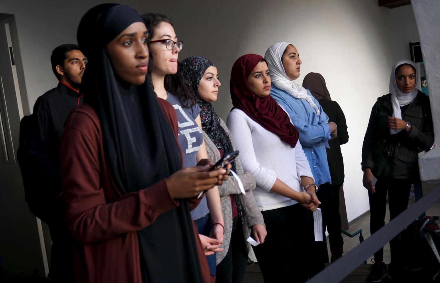 Students listen to speakers at a rally against Islamophobia at San Diego State University in San Diego, California, November 23, 2015. REUTERS/Sandy Huffaker - RTX1VIPI