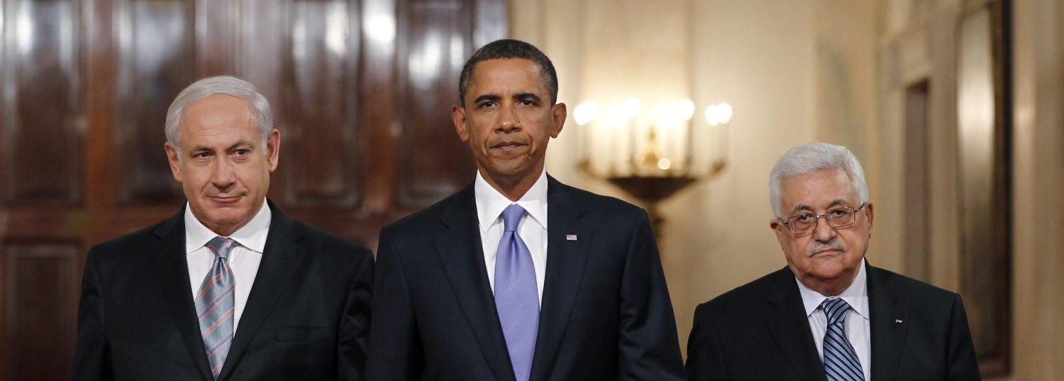 U.S. President Barack Obama arrives with Israeli Prime Minister Benjamin Netanyahu (L) and Palestinian President Mahmoud Abbas (R) to make a statement on Middle East Peace talks in the East Room of the White House in Washington September 1, 2010. REUTERS/Jason Reed (UNITED STATES - Tags: POLITICS IMAGES OF THE DAY) - RTR2HTEC