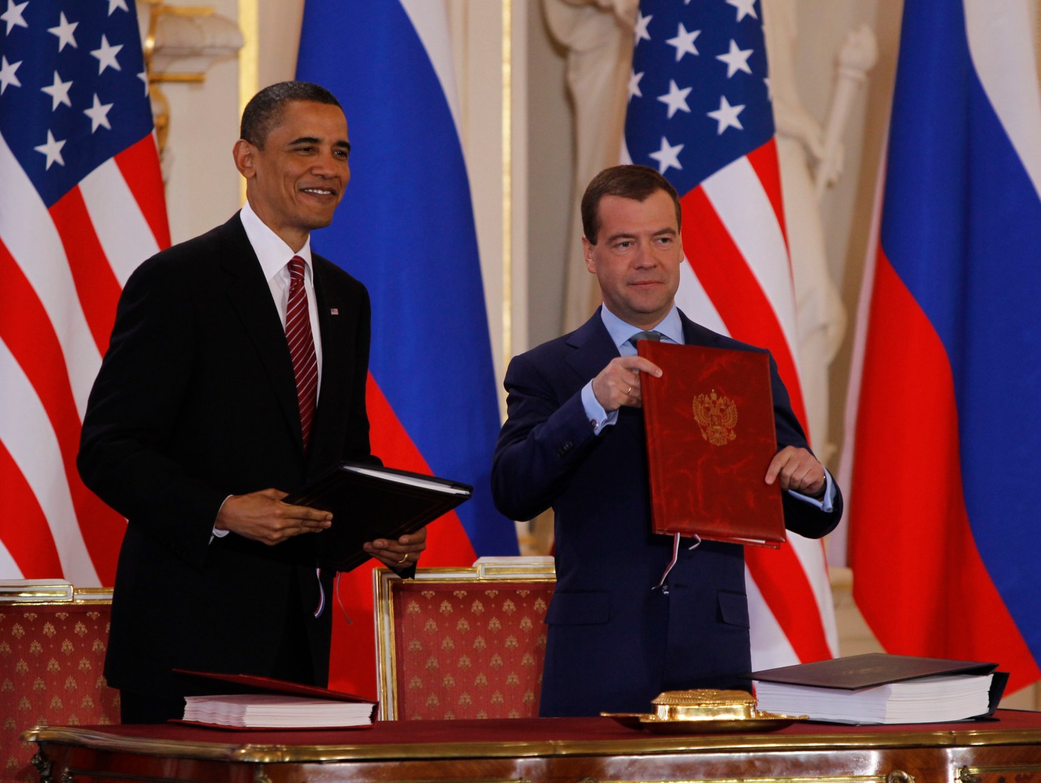 U.S. President Barack Obama (L) and Russian President Dmitry Medvedev (R) present documents after signing the new Strategic Arms Reduction Treaty (START II) at Prague Castle in Prague, April 8, 2010. REUTERS/Jason Reed (CZECH REPUBLIC - Tags: POLITICS MILITARY) - RTR2CK4T
