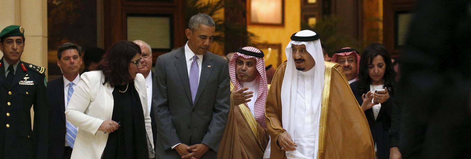 U.S. President Barack Obama (C) and Saudi King Salman (R) walk together following their meeting at Erga Palace in Riyadh, Saudi Arabia April 20, 2016. REUTERS/Kevin Lamarque - RTX2AU9S