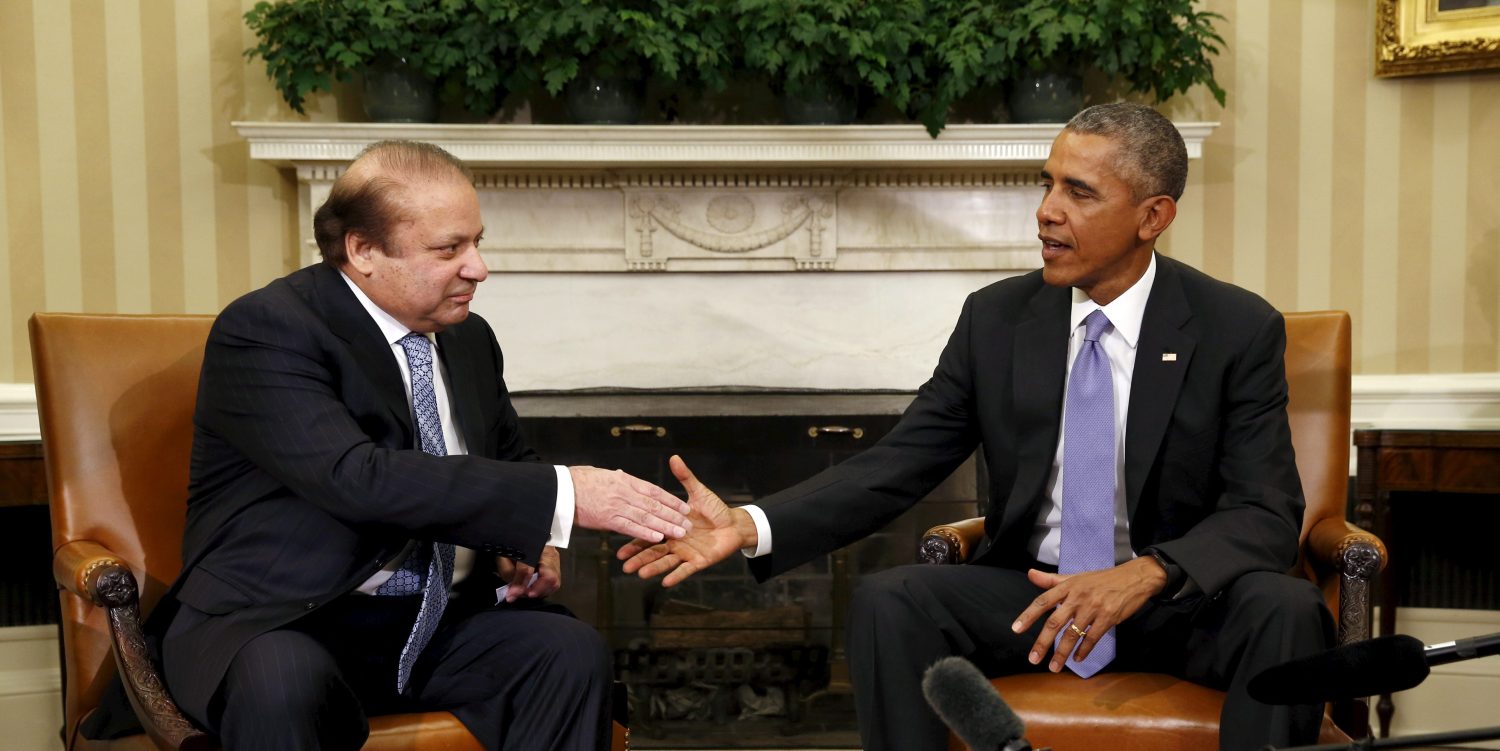 U.S. President Barack Obama meets Pakistan's Prime Minister Nawaz Sharif in the Oval Office of the White House in Washington October 22, 2015. REUTERS/Kevin Lamarque - RTS5NRU