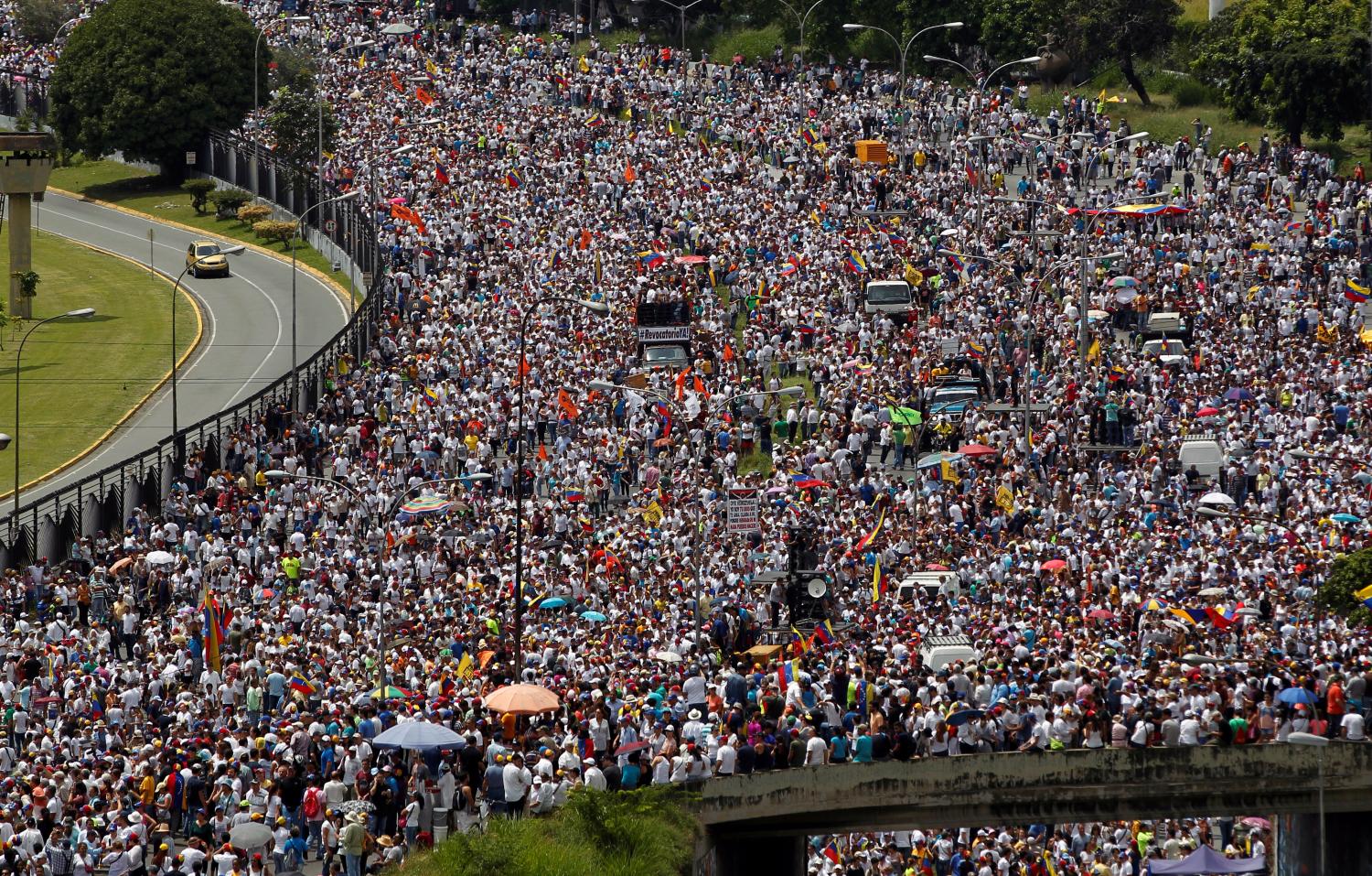 Opposition supporters take part in a rally against Venezuela's President Nicolas Maduro's government in Caracas, Venezuela, October 26, 2016. REUTERS/Christian Veron - RTX2QL2F