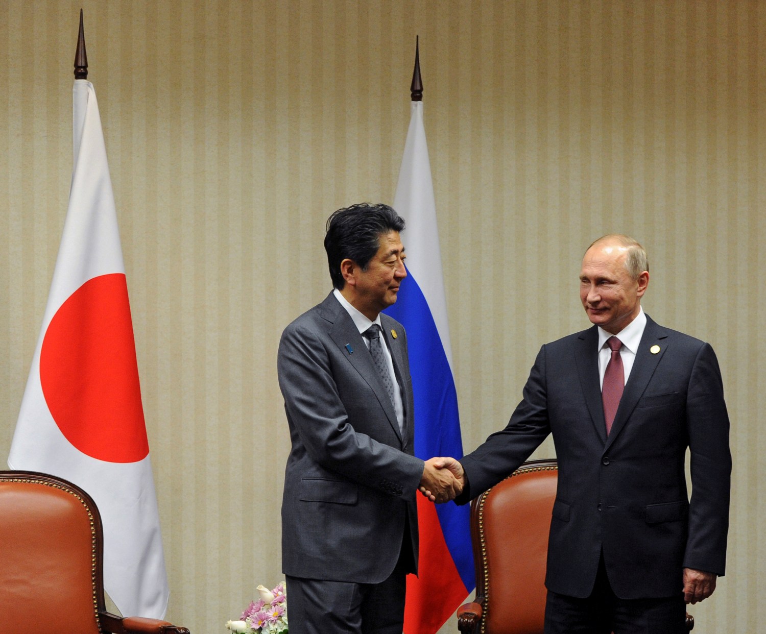 Russian President Vladimir Putin (R) and Japanese Prime Minister Shinzo Abe attend a meeting on the sidelines of the Asia-Pacific Economic Cooperation (APEC) Summit