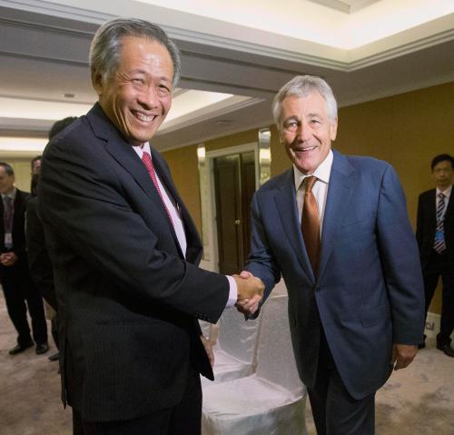 Singapore's Defence Minister Ng Eng Hen shakes hands with U.S. Defense Secretary Chuck Hagel (R) as they meet in Singapore May 30, 2014. Hagel is in Singapore to attend the 13th International Institute for Strategic Studies (IISS) Asia Security Summit: The Shangri-La Dialogue. REUTERS/Pablo Martinez Monsivais/Pool (SINGAPORE - Tags: MILITARY POLITICS) - RTR3RHH1