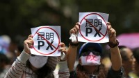 Demonstrators hold up sheets of paper which read, "Kunming PX", during a protest against production at a planned plant of paraxylene (PX), a chemical used in making fabrics and plastic bottles, outside the Yunnan provincial government in Kunming, Yunnan province May 16, 2013. Hundreds of people took to the streets of the Chinese city of Kunming on Thursday to protest against the planned production of paraxylene at the refinery, the second demonstration this month against the project. REUTERS/Wong Campion (CHINA - Tags: CIVIL UNREST ENVIRONMENT BUSINESS INDUSTRIAL) CHINA OUT. NO COMMERCIAL OR EDITORIAL SALES IN CHINA - RTXZOH6