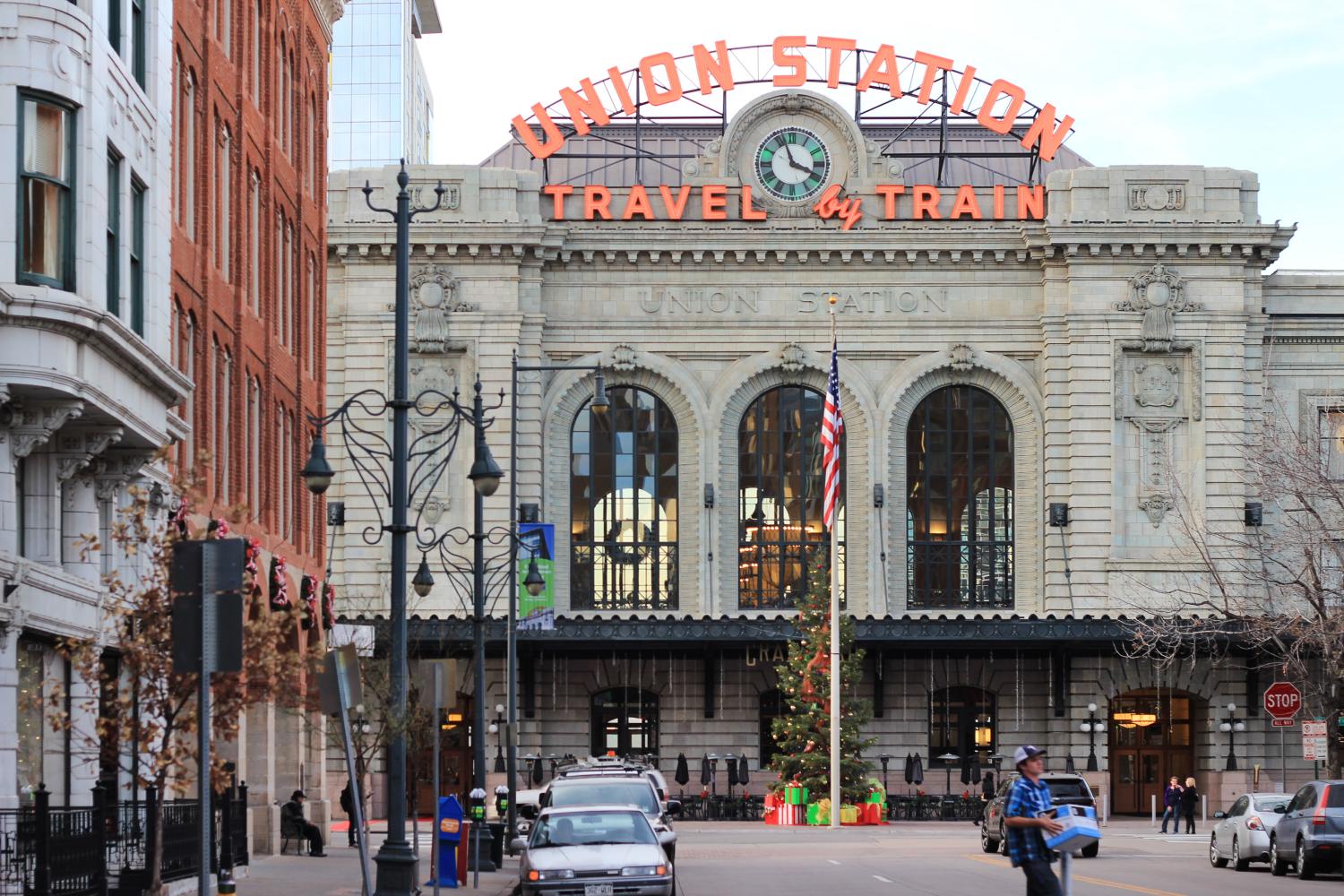 A picture looking down 17th St. towards the main facade of Denver's Union Station, decorated for the holidays. taken on December 10, 2014 by Isaac Kim (WIKIMEDIA).