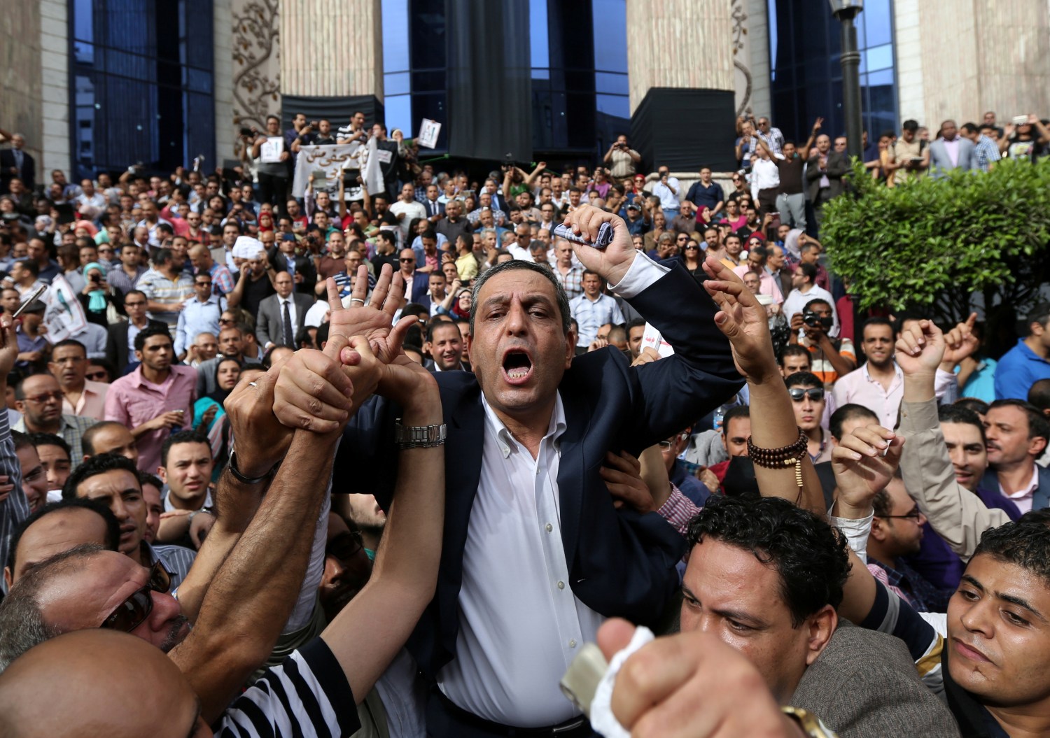 Journalists carry Yehia Kalash, head of the Egyptian press syndicate, during a protest against restrictions on the press and to demand the release of detained journalists, in front of the Egyptian Press Syndicate's headquarters in downtown Cairo, Egypt May 4, 2016. Picture taken May 4, 2016. REUTERS/Mohamed Abd El Ghany - RTSSHOJ